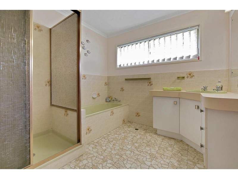 19 Merrilyn St, Chapel Hill QLD 4069