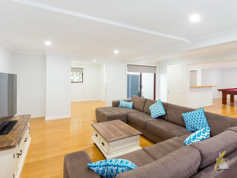 2 Ruth Miller Close, Fig Tree Pocket QLD 4069