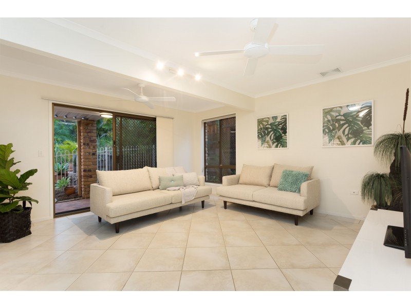 21 Farnworth Street, Chapel Hill QLD 4069