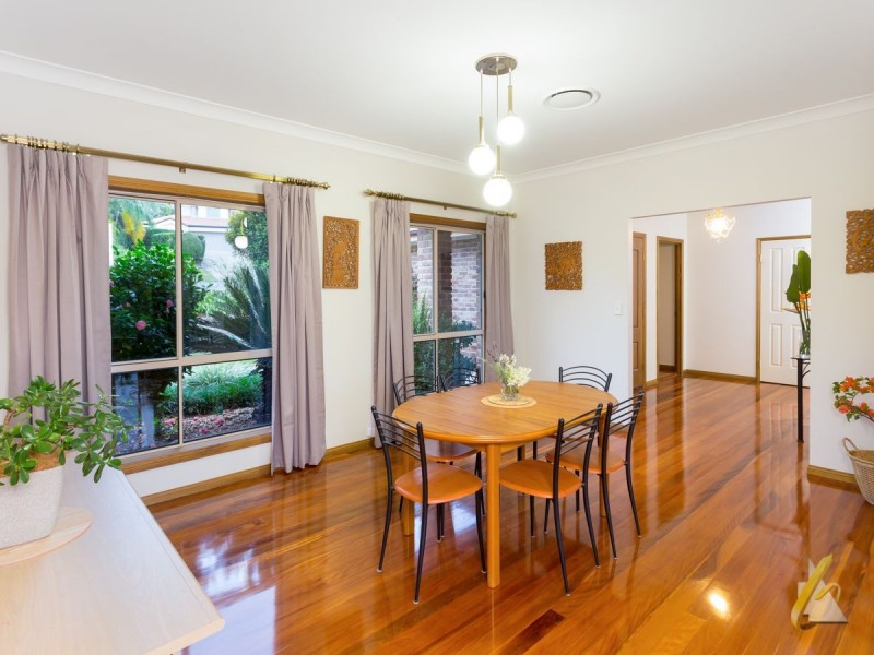 7 Williams Close, Brookfield QLD 4069