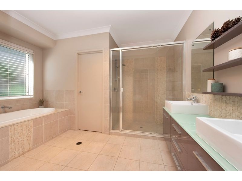 27 Vakuta Street, Fig Tree Pocket QLD 4069