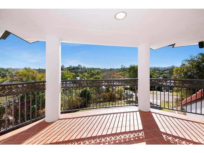 19 Boyd Tce, Brookfield QLD 4069