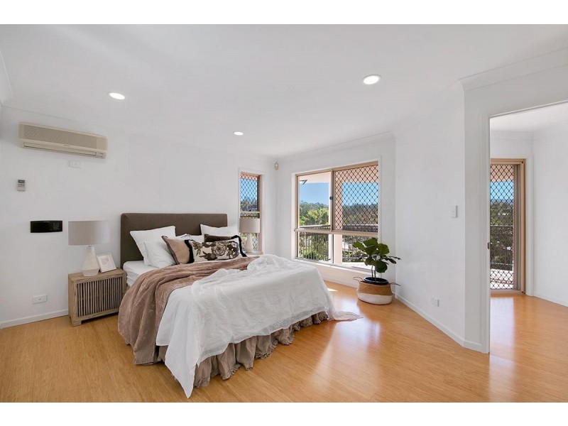 19 Boyd Tce, Brookfield QLD 4069