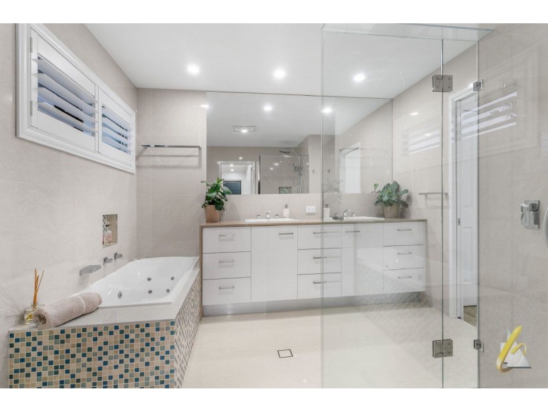 74 Mount Ommaney Drive, Jindalee QLD 4074
