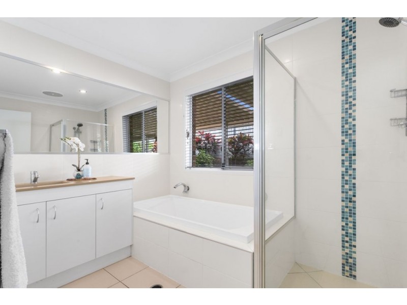 33 Westlake Drive, Mount Ommaney QLD 4074