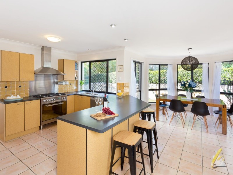 18 Drysdale Crescent, Brookfield QLD 4069