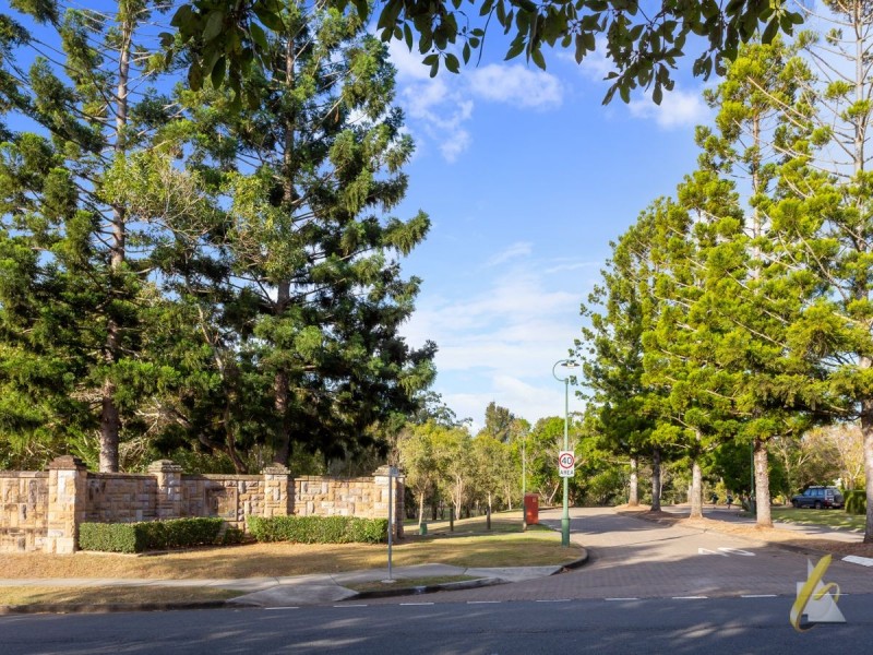 18 Drysdale Crescent, Brookfield QLD 4069