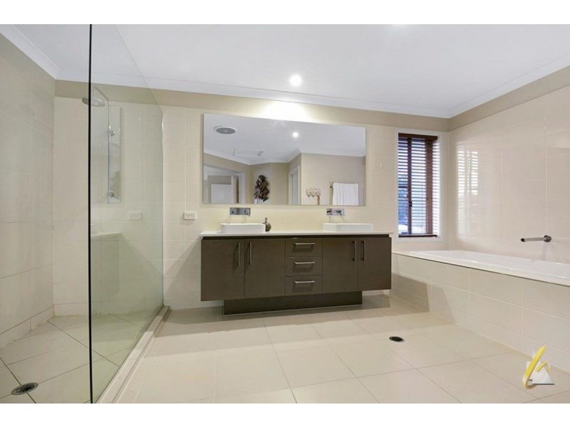8 Lorikeet Close, Fig Tree Pocket QLD 4069