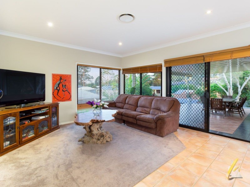 213 Gibson Crescent, Bellbowrie QLD 4070