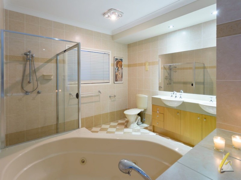 213 Gibson Crescent, Bellbowrie QLD 4070