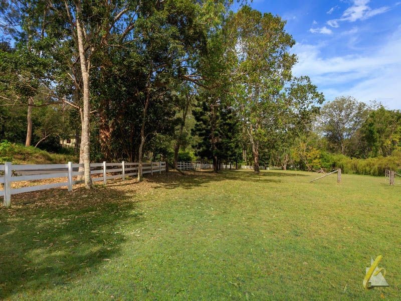 130 Savages Road, Brookfield QLD 4069