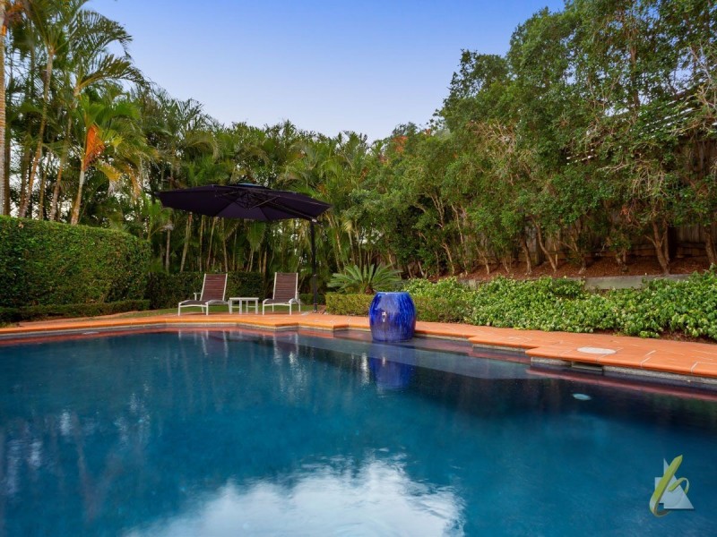 16 Harrington Close, Brookfield QLD 4069