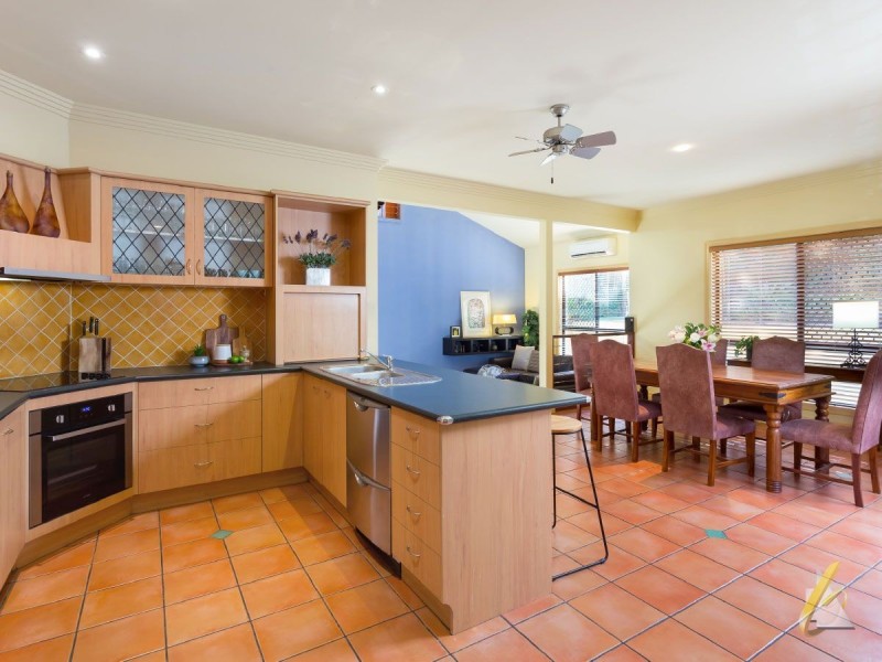 16 Harrington Close, Brookfield QLD 4069