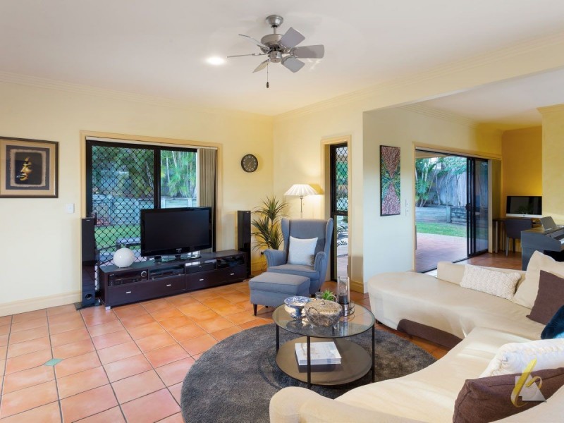 16 Harrington Close, Brookfield QLD 4069