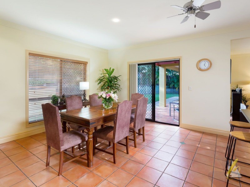 16 Harrington Close, Brookfield QLD 4069