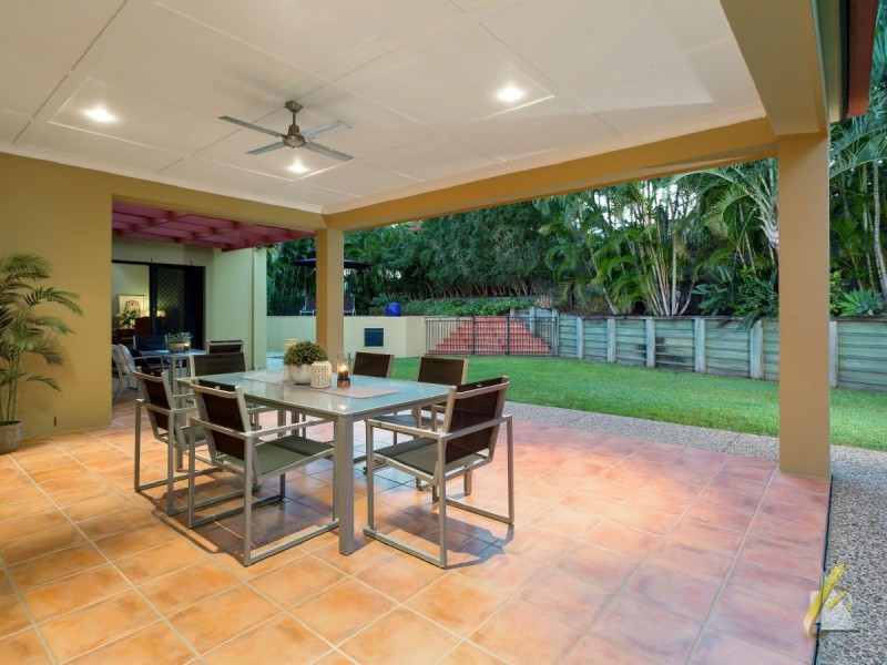 16 Harrington Close, Brookfield QLD 4069