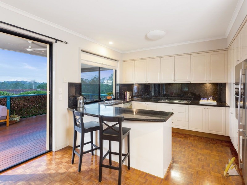 27 Mcconnell Crescent, Brookfield QLD 4069