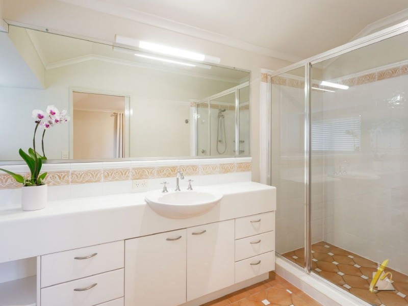 27 Mcconnell Crescent, Brookfield QLD 4069