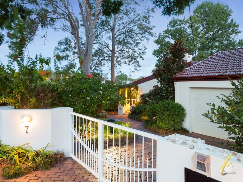 7 Baree Street, Kenmore QLD 4069