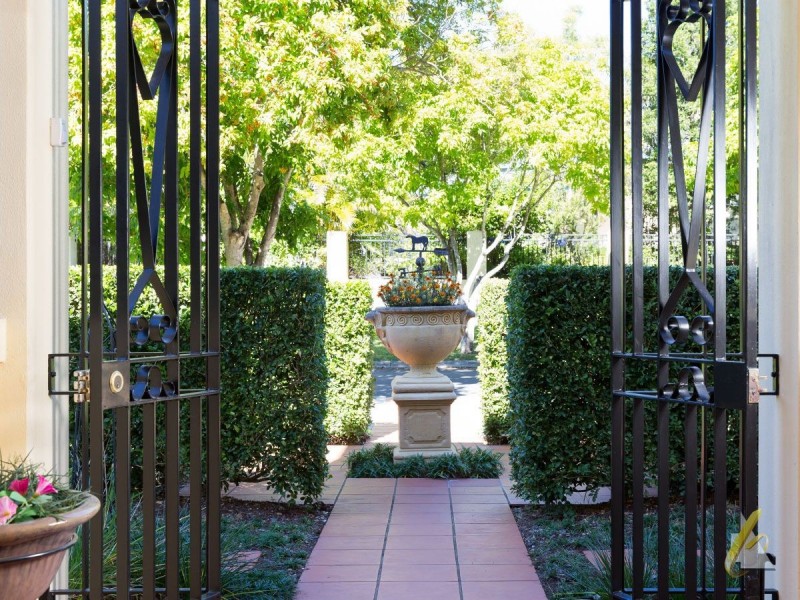 2 Jamieson Place, Brookfield QLD 4069