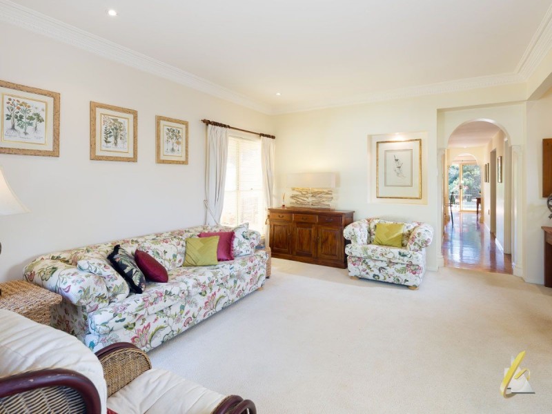 2 Jamieson Place, Brookfield QLD 4069