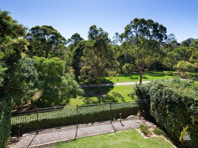 2 Jamieson Place, Brookfield QLD 4069