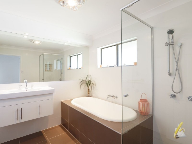 3 Tinamba Court, Karana Downs QLD 4306