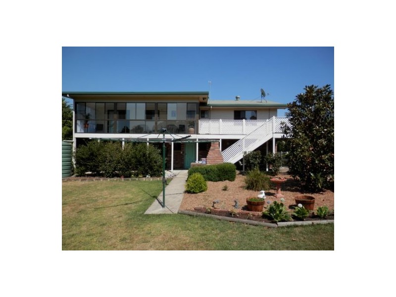 215 East Street, Tenterfield NSW 2372