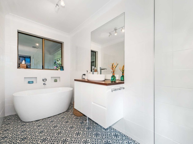 10 Natan Court, Ocean Shores NSW 2483
