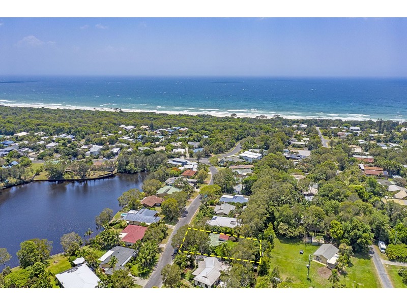 16 Berrimbillah Court, Ocean Shores NSW 2483