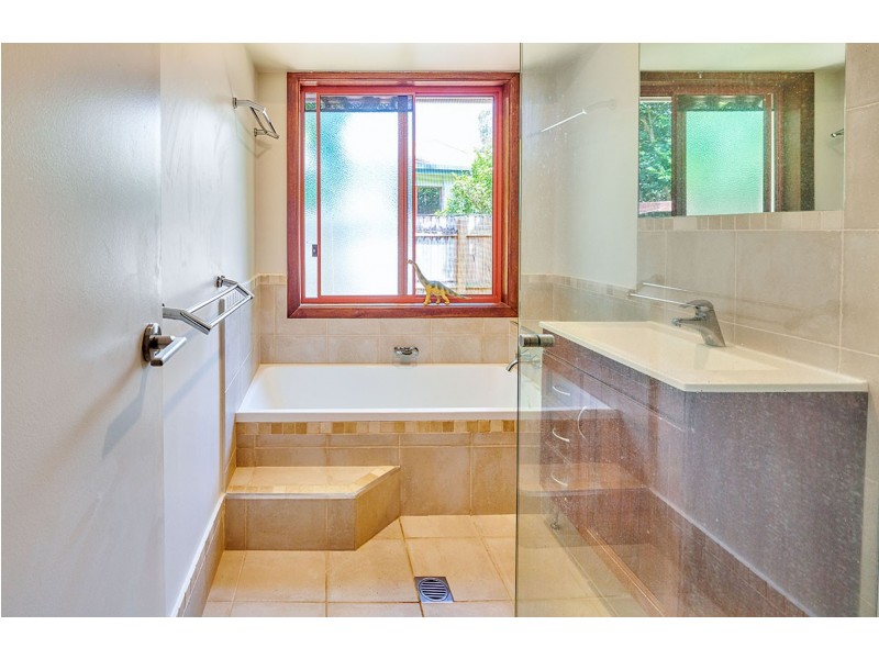 16 Berrimbillah Court, Ocean Shores NSW 2483