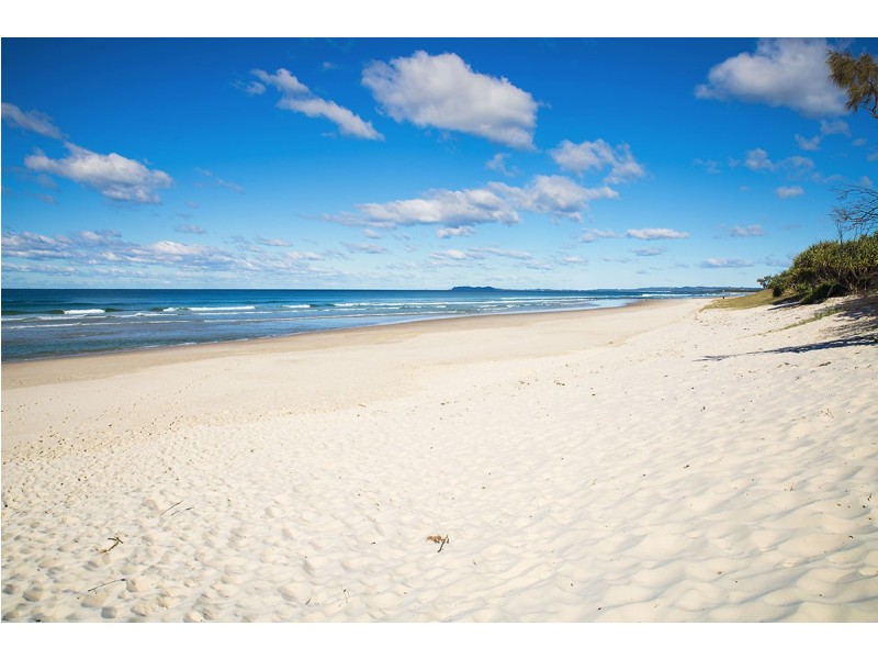 16 Berrimbillah Court, Ocean Shores NSW 2483