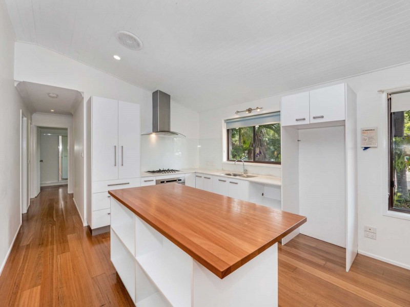 8 Gilba Avenue, Ocean Shores NSW 2483