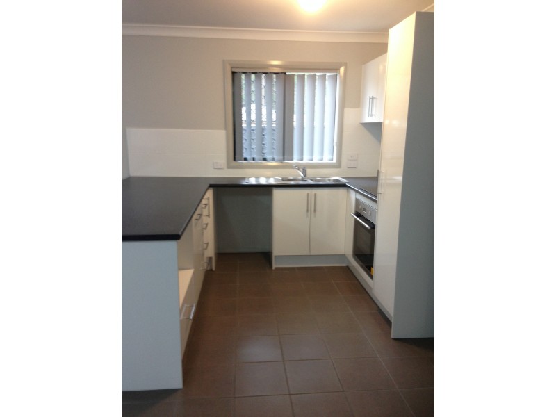 2/11 Kirrang Drive, Medowie NSW 2318