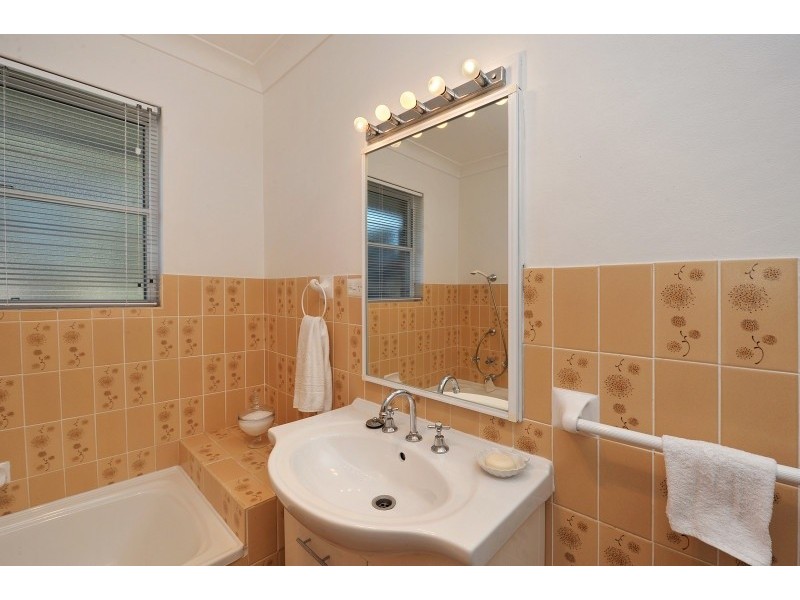 5 Lynmouth Grove, Bomaderry NSW 2541