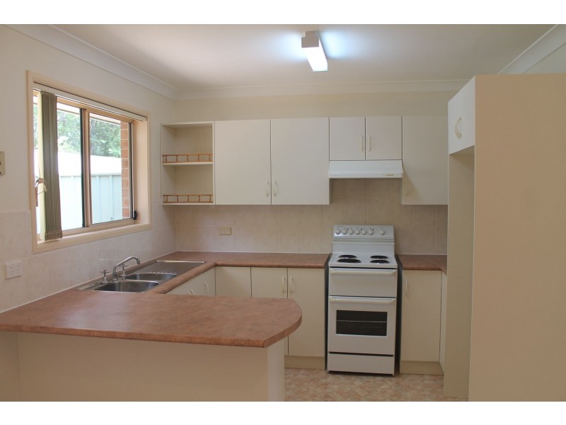 2/2 Maleen Street, Bomaderry NSW 2541