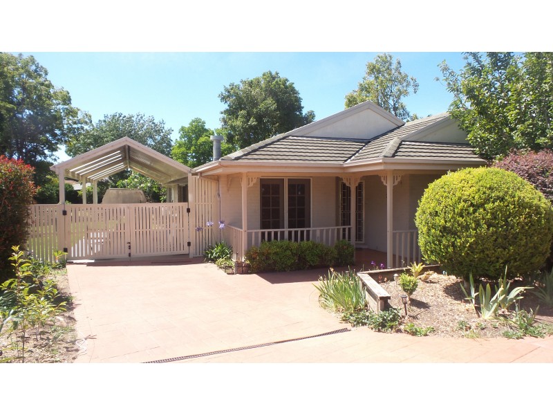 5 Katela Avenue, Bomaderry NSW 2541