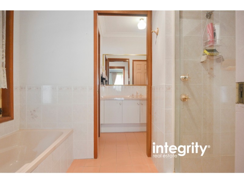 5 Hamilton Place, Bomaderry NSW 2541