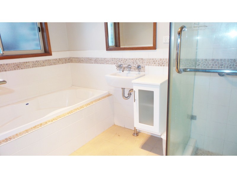 5 Lyndhurst Drive, Bomaderry NSW 2541