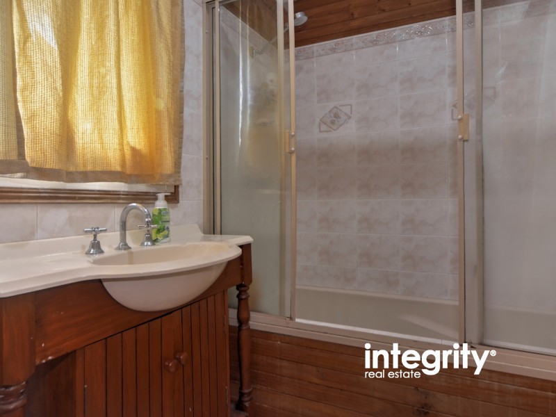 40 Sampson Crescent, Bomaderry NSW 2541
