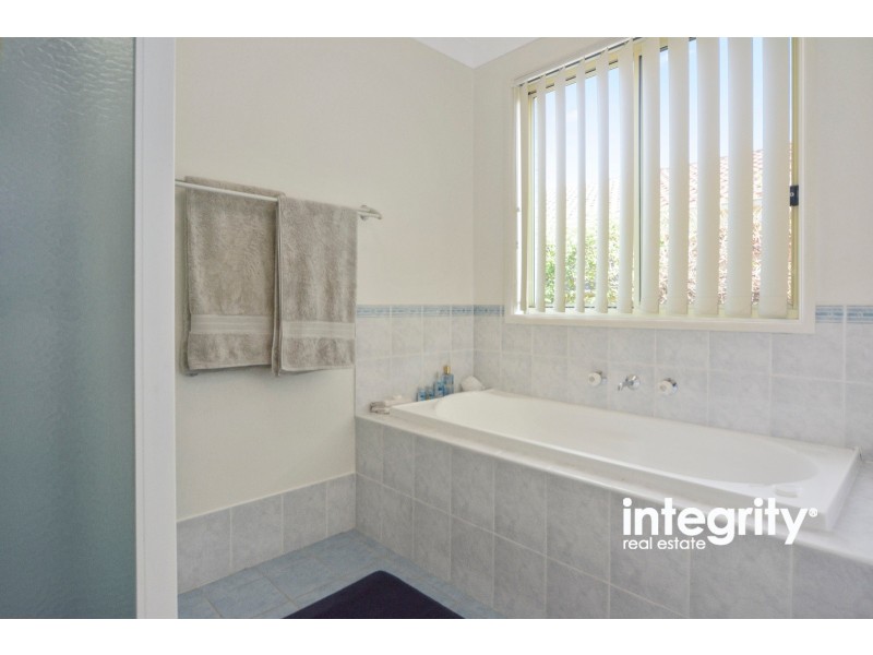 8 Emerald Drive, Meroo Meadow NSW 2540