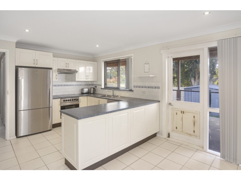 15 Yeovil Drive, Bomaderry NSW 2541