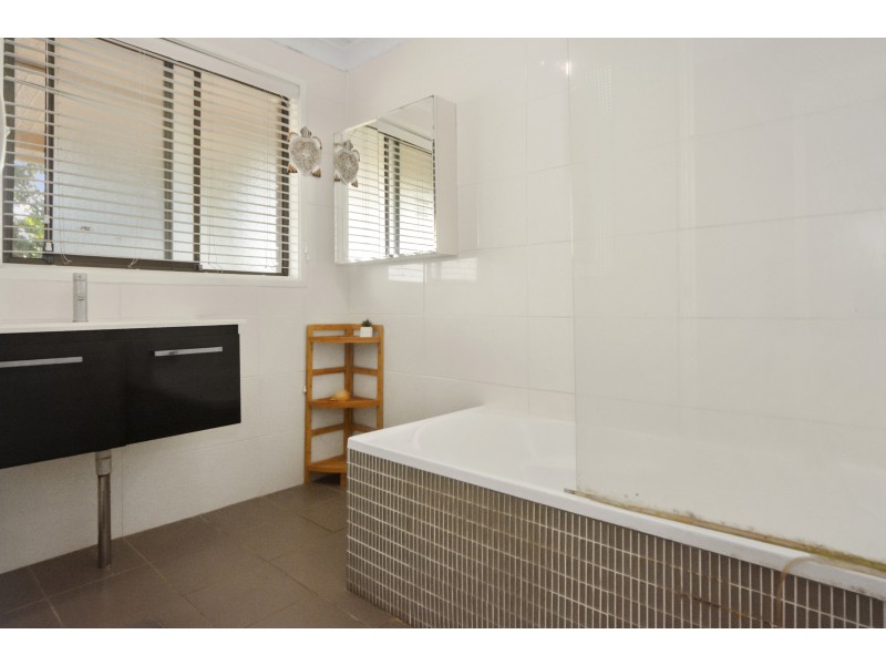 15 Yeovil Drive, Bomaderry NSW 2541