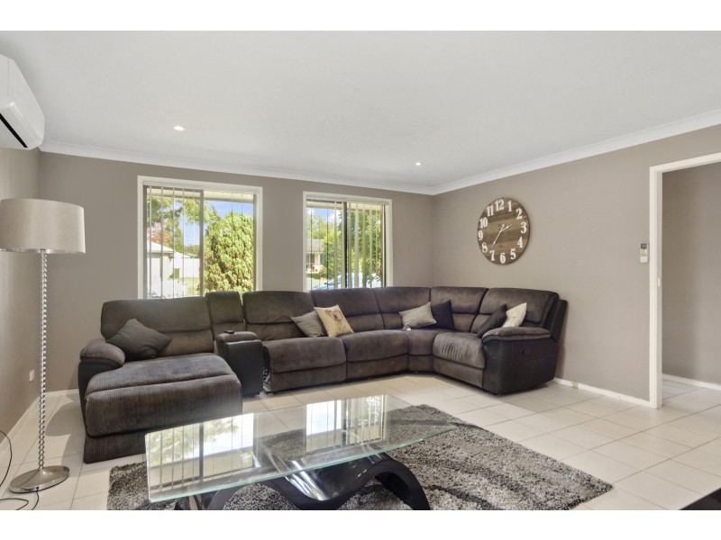 15 Yeovil Drive, Bomaderry NSW 2541
