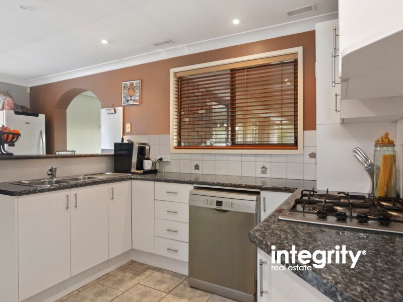 5 Yeovil Drive, Bomaderry NSW 2541