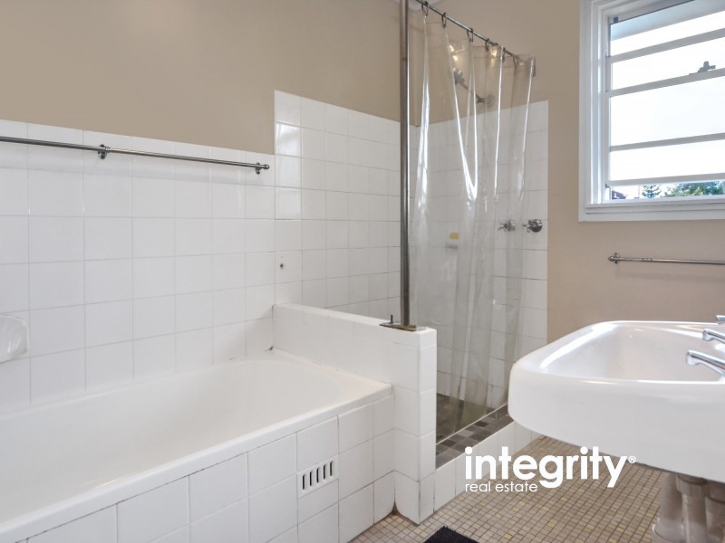 8 Neale Place, Bomaderry NSW 2541