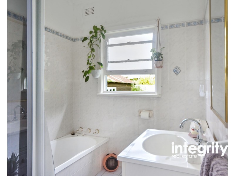 10 Lynburn Avenue, Bomaderry NSW 2541