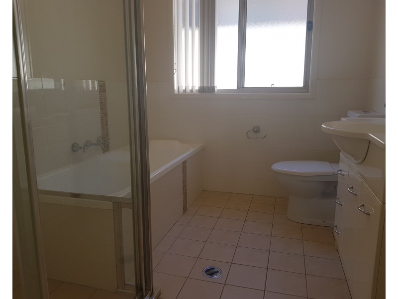 1/8 Meroo Road, Bomaderry NSW 2541