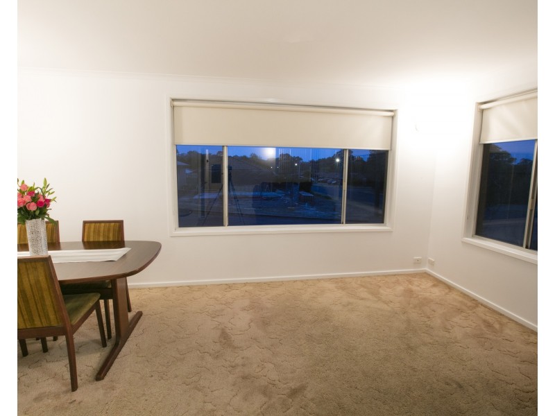 8 Peak Avenue, North Nowra NSW 2541