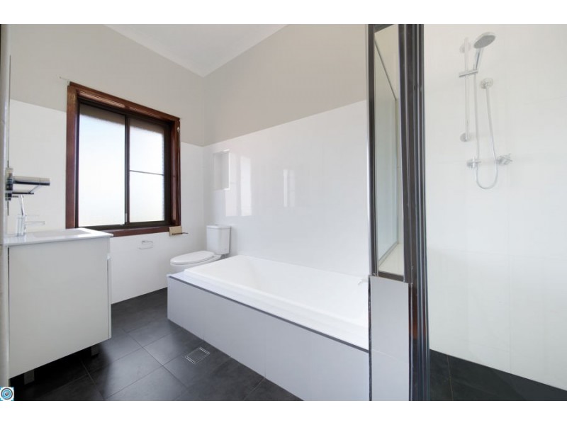 195 Flagstaff Road, Lake Heights NSW 2502